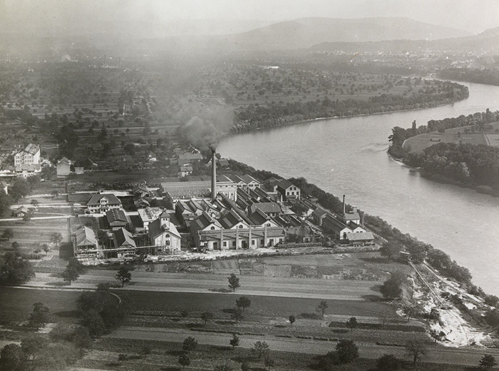 Das Flugbild von Walter Mittelholzer zeigt das Geigy-Werk Grenzach nach 1919 und vor 1926.