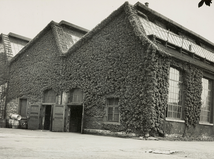 Im vierteiligen Shedbau, dem Lokal 10 A-D, produzierte die Geigy vor dem Ersten Weltkrieg Farbstoffe wie Safranin, Indoin, Erioglaucinen und Auramin.