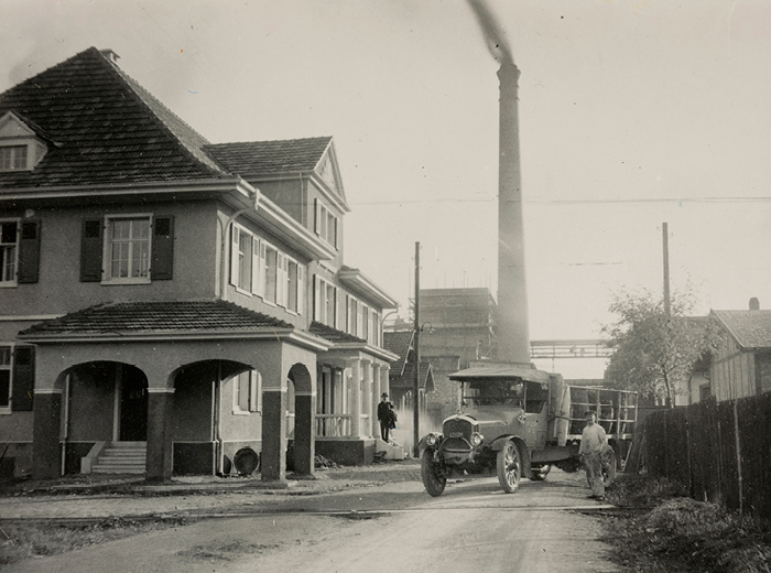 Das Bild aus dem Jahr 1931 zeigt das neue Verwaltungsgebäude der Geigy Grenzach. Im Hintergrund ist der die Erweiterung des Kesselhauses im Bau.