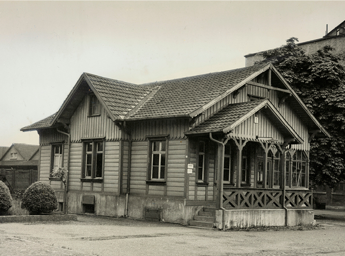 Das Holzhaus mit der Nummer 1 unter dem Giebel wurde in der Anfangszeit als Büro genutzt.