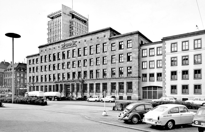 Street façade with connecting building – 1978.