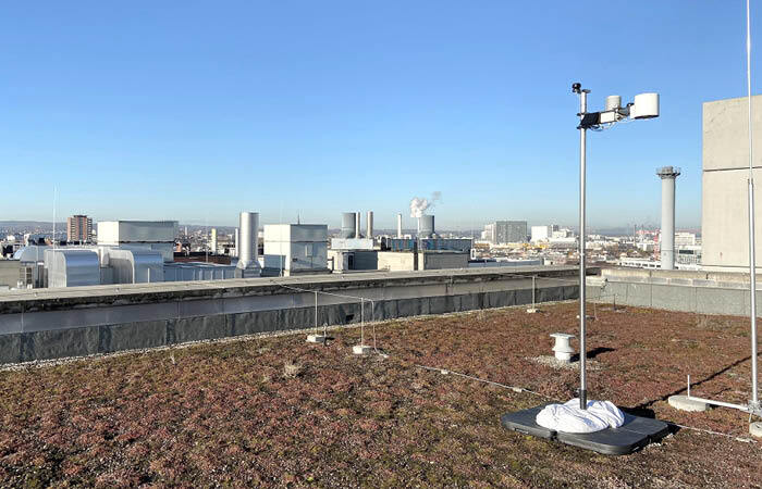 Wetterstation auf Dach Syngenta-Gebäude (Quelle: LHA).